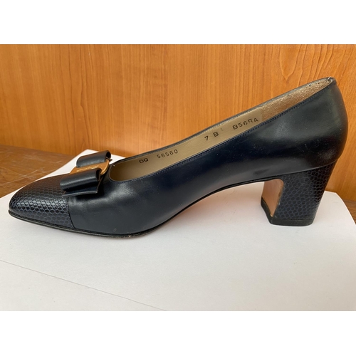 194 - Salvatore Ferragamo Women's Leather Navy shoes Size 7/37