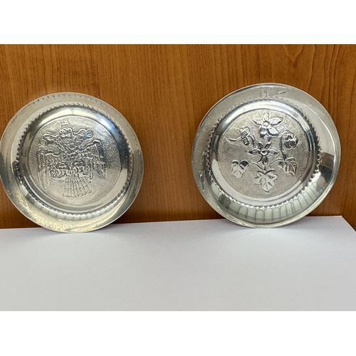 84 - x2 Silver 830 Decorative Dishes/Ashtrays Embossed with Flowers and Two-Headed Eagle (82.5gr., 9.5cm ... 