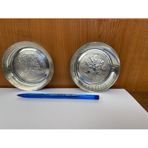 84 - x2 Silver 830 Decorative Dishes/Ashtrays Embossed with Flowers and Two-Headed Eagle (82.5gr., 9.5cm ... 