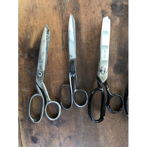 330 - Collection of 5 Scissors, x2 Singer, x2 Sheffield and x1 Soligen