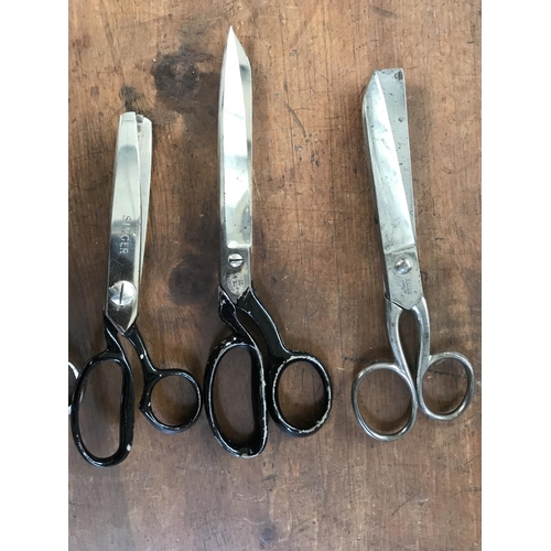 330 - Collection of 5 Scissors, x2 Singer, x2 Sheffield and x1 Soligen