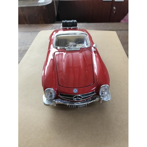 231 - Diecast Bburago Mercedes Benz 300SL Model Car on Scale 1:18