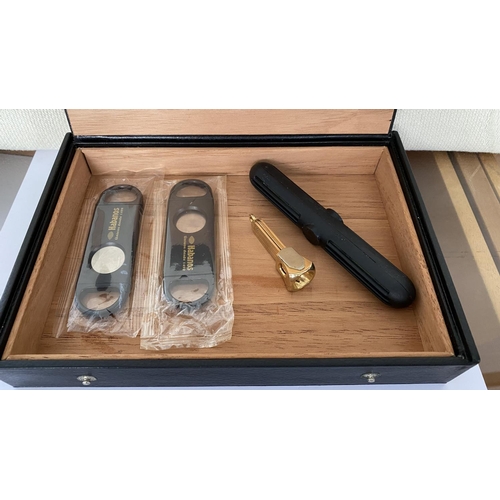 122 - Black Leather Cigar Humidifier Box with 3 Cutters