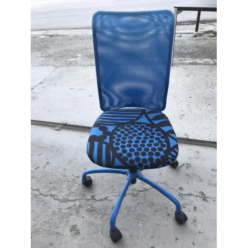 450 - Blue Swivel Office Chair