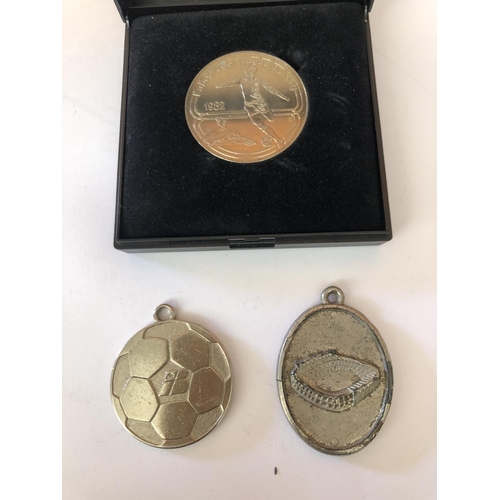 543 - Spain Football 1982 Coin in Box Together with 2 Medals - Taken Back on 9/3/2024