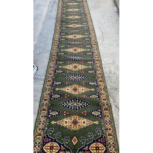 228 - Long Classic Style Hall Runner Carpet (380 x 96cm)