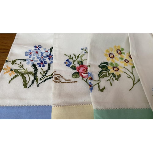 504 - Large Rectangular Linen Table Cloth with Cross Stitch Floral Embroideries and 6 Napkins (!75 x 250cm... 