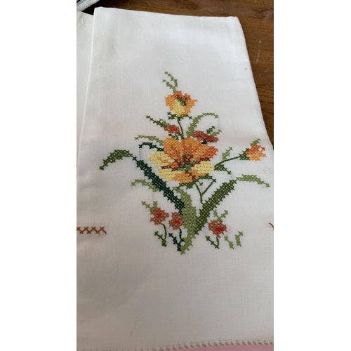 504 - Large Rectangular Linen Table Cloth with Cross Stitch Floral Embroideries and 6 Napkins (!75 x 250cm... 