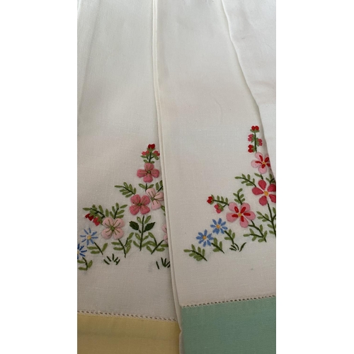 504 - Large Rectangular Linen Table Cloth with Cross Stitch Floral Embroideries and 6 Napkins (!75 x 250cm... 