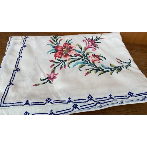 504 - Large Rectangular Linen Table Cloth with Cross Stitch Floral Embroideries and 6 Napkins (!75 x 250cm... 