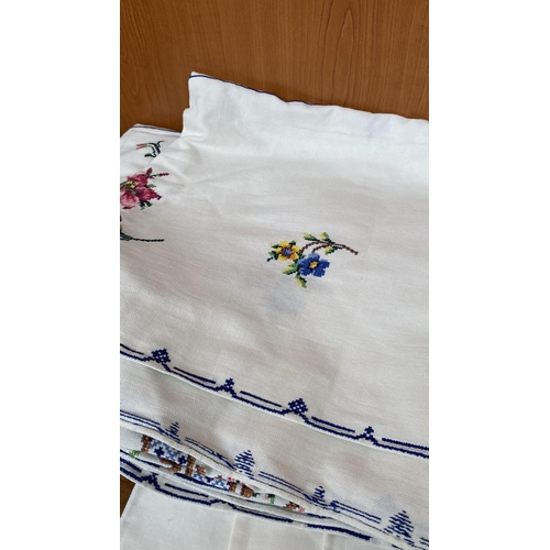 504 - Large Rectangular Linen Table Cloth with Cross Stitch Floral Embroideries and 6 Napkins (!75 x 250cm... 