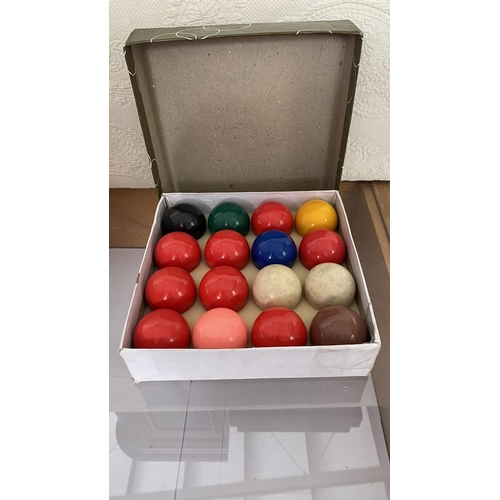 509 - Box of 16 Snooker/Pool Balls