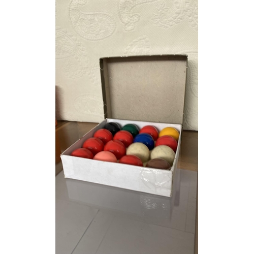 509 - Box of 16 Snooker/Pool Balls