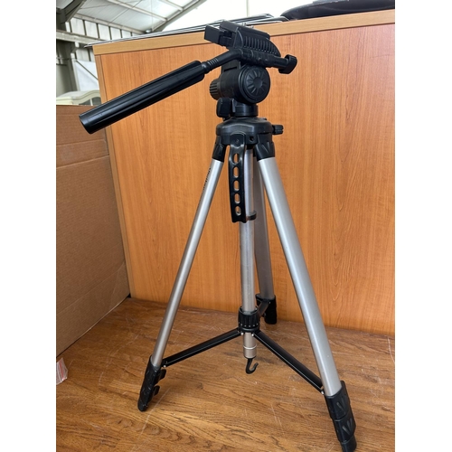 32 - Vivitar VPT-360 Pro Adjustable Aluminium Photo/Video Tripod (Unused)