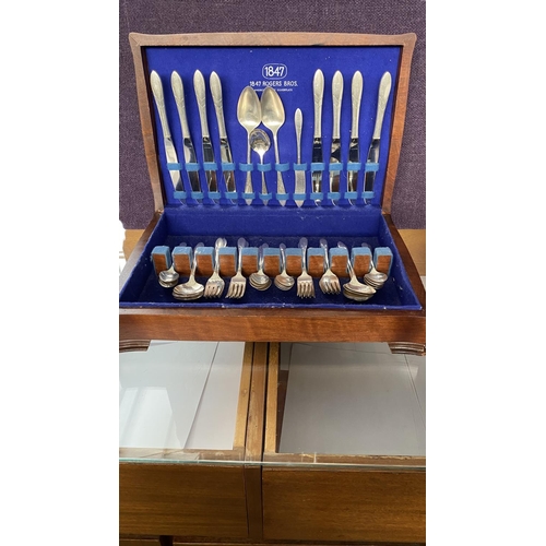 85 - Silver Plated 1847 Rogers Bros 52-Piece Service For 8 Flatware Cutlery Set, Comes with Tarnished Res... 