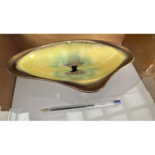 89 - Art Deco Beautiful Ceramic Bowl in Yellow, Green and Gold on The Inside, Signed (24cm L., 4cm H.)