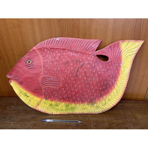 555 - Vintage Hand Made/Hand Painted Fish Ornament 943cm W.)