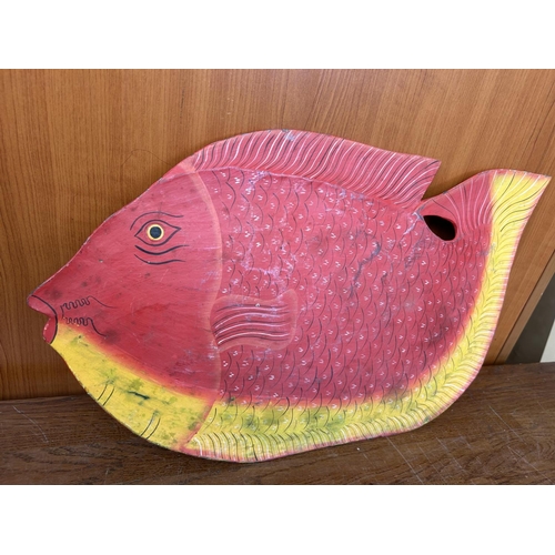 555 - Vintage Hand Made/Hand Painted Fish Ornament 943cm W.)