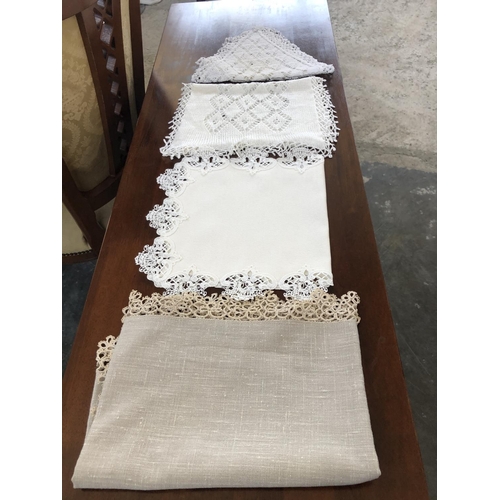 38 - Qty of Table Runners