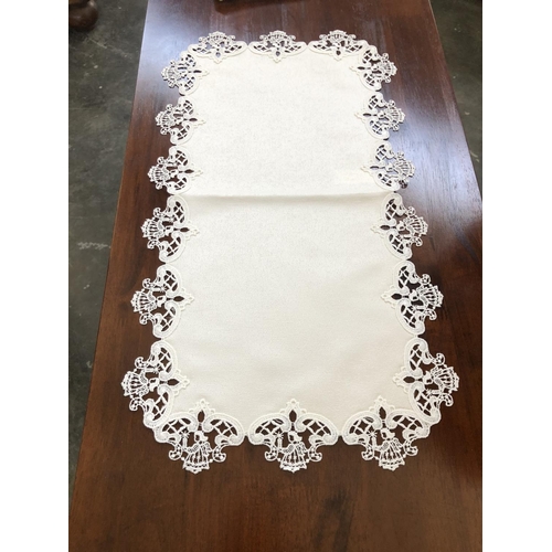 38 - Qty of Table Runners