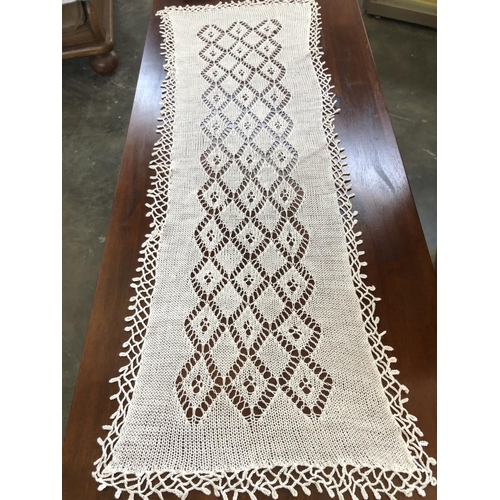 38 - Qty of Table Runners