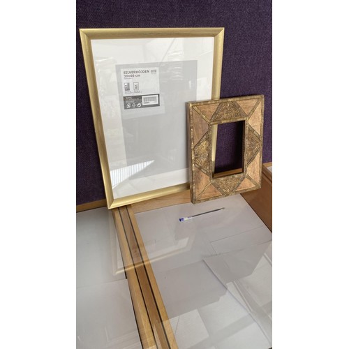 41 - x2 Picture Frames (Unused)