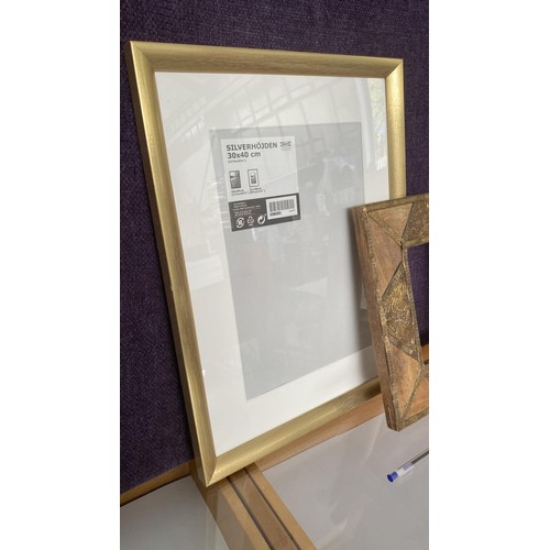 41 - x2 Picture Frames (Unused)