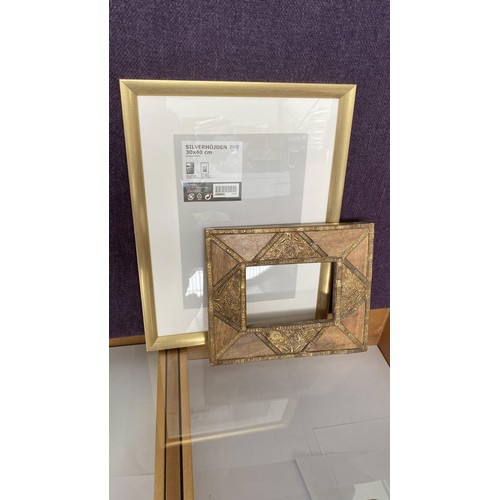 41 - x2 Picture Frames (Unused)