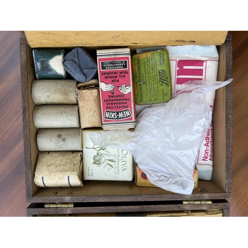 99 - Vintage 1940's Collectable Home First Aid Kit ( 18x14cm)