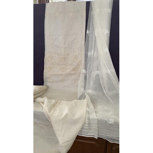 320 - Qty of Curtains (4x200 - 2x170cm L.)