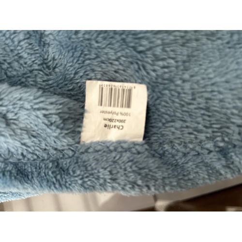 296 - Charlie Fleece Blanket Throw, Dutch Decor (Unused - 220 x 200cm)