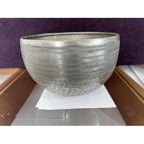 23 - Dutch Aluminium Round Planter (31cm Diameter)