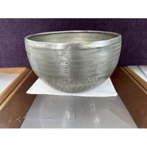 23 - Dutch Aluminium Round Planter (31cm Diameter)