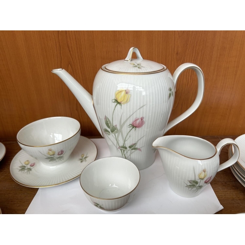 380 - Antique Thomas Germany 16-Piece Porcelain Tea Set