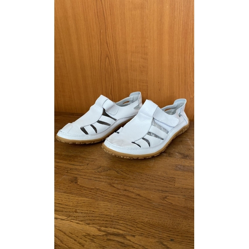 124 - Women's White Summer Flat Sandals Size 39 (Unused)