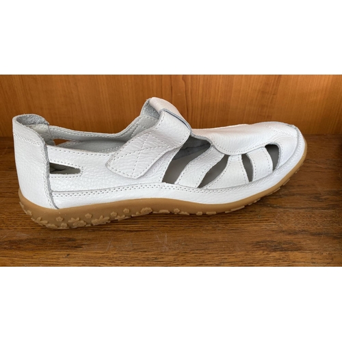 124 - Women's White Summer Flat Sandals Size 39 (Unused)