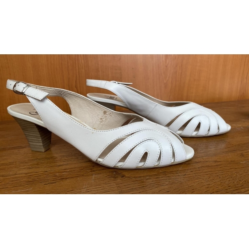 146 - Caprice Walking on Air Real  Soft Leather White Sandals Size 39 (Unused)