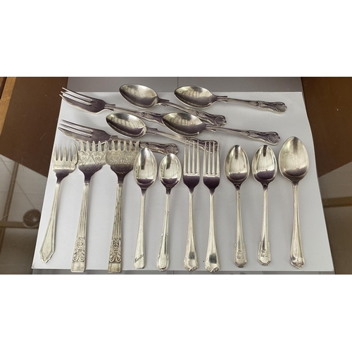 168 - Qty of Vintage EPNS/Silver Plated Dessert Cutlery (x16pcs)