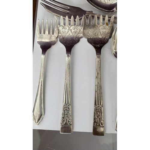 168 - Qty of Vintage EPNS/Silver Plated Dessert Cutlery (x16pcs)