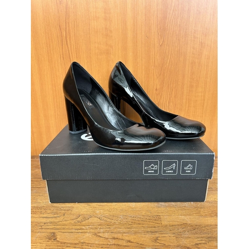 148A - Pair of Ladies Ecco Heels in Patent Black Leather Size 40