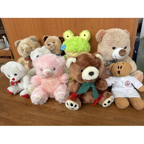 122 - Large Qty of Teddy Bears Soft Toys