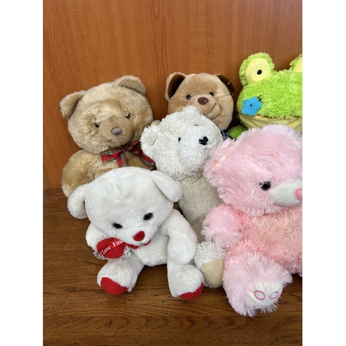 122 - Large Qty of Teddy Bears Soft Toys