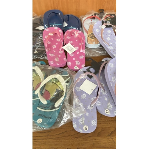 243 - x15 Pairs of Assorted Style and Size Flip Flop Sandals (Size From 28 to 44)