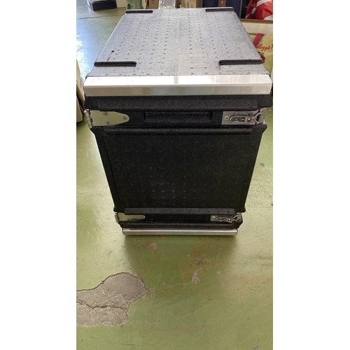 87 - Heating/Cooling Lightweight Food Transport Container, Catering Box (40 W. x 62 D. x 55cm H.)