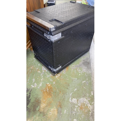 87 - Heating/Cooling Lightweight Food Transport Container, Catering Box (40 W. x 62 D. x 55cm H.)