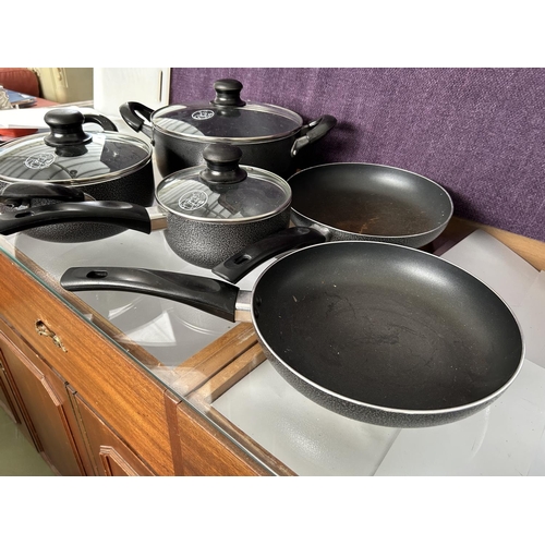 27 - 'Better Chef' Heavy Gauge Aluminium Non-Stick 5-Piece Cookware Set with Cool Handles - Code 'Welcome... 