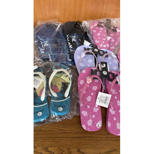 358 - x15 Pairs of Assorted Style and Size Flip Flop Sandals (Size From 29 to 46)