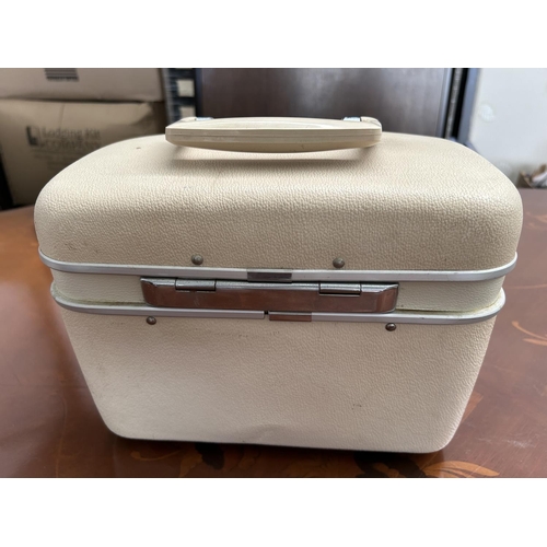 398 - Vintage Echolac Hard Shell Travel Beauty Bag