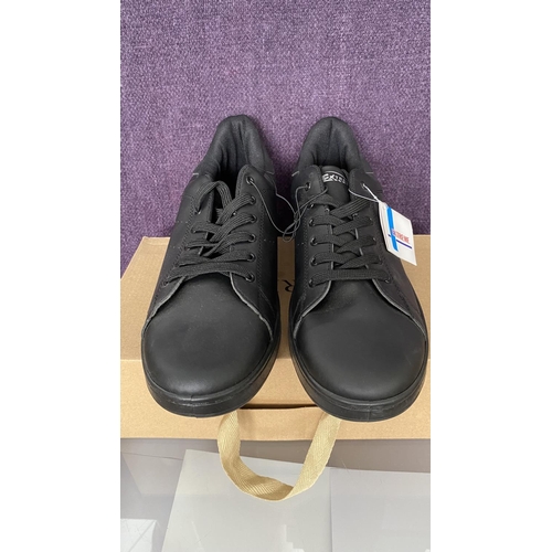 550 - Extreme Men's Black Low Trainers Size 46 (Unused)