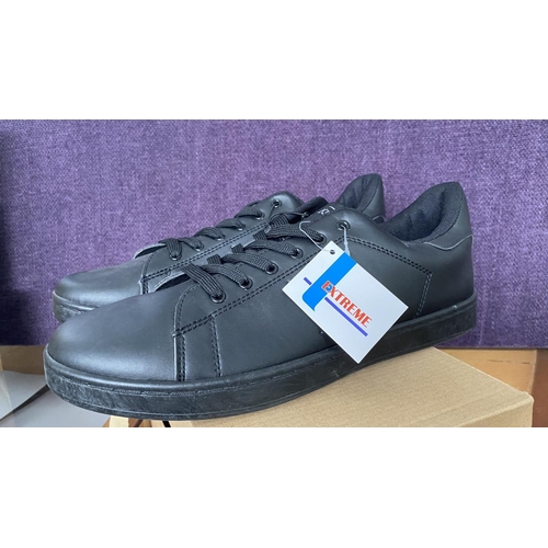 550 - Extreme Men's Black Low Trainers Size 46 (Unused)